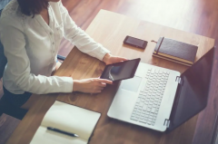 公司注冊成功后，能不能異地經(jīng)營(yíng)？合同只簽名不蓋章，是否有法律效力？ 